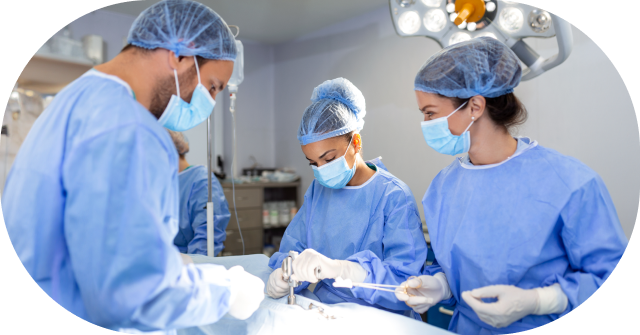 Doctores en quirófano realizando cirugía