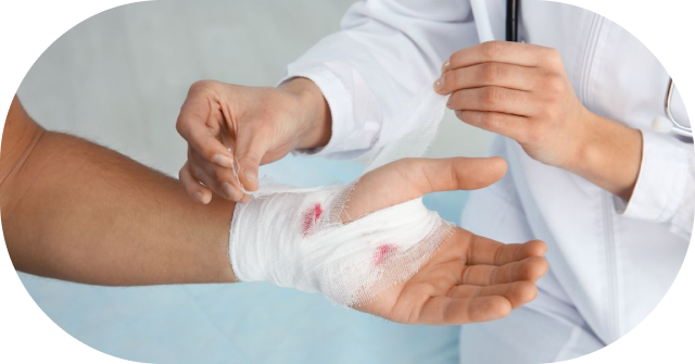 Doctor aplicando una venda en la mano de un paciente